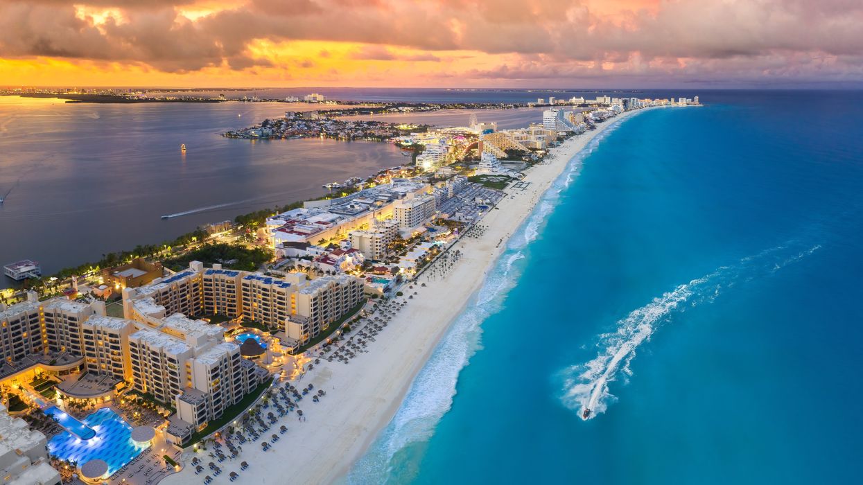 La plage de Cancun pendant l'heure bleue et le coucher du soleil