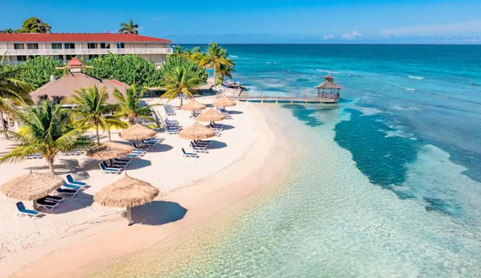 La plage de l'h\u00f4tel Catalonia Montego Bay en Jama\u00efque.