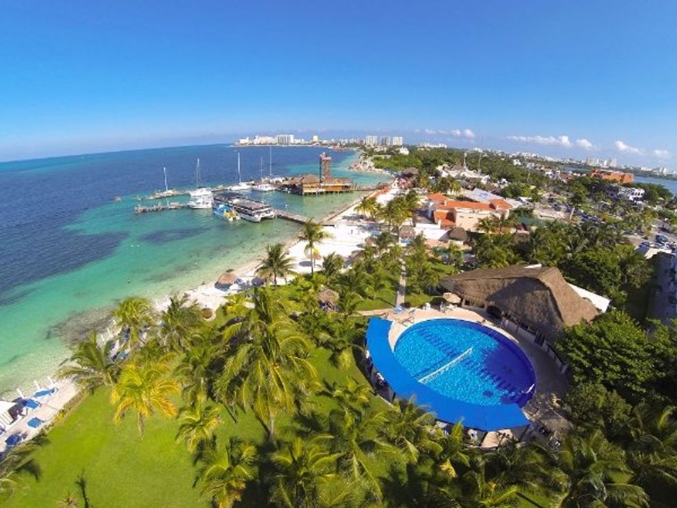 La plage et la piscine du resort Hotel Dos Playas Faranda \u00e0 Cancun au Mexique.