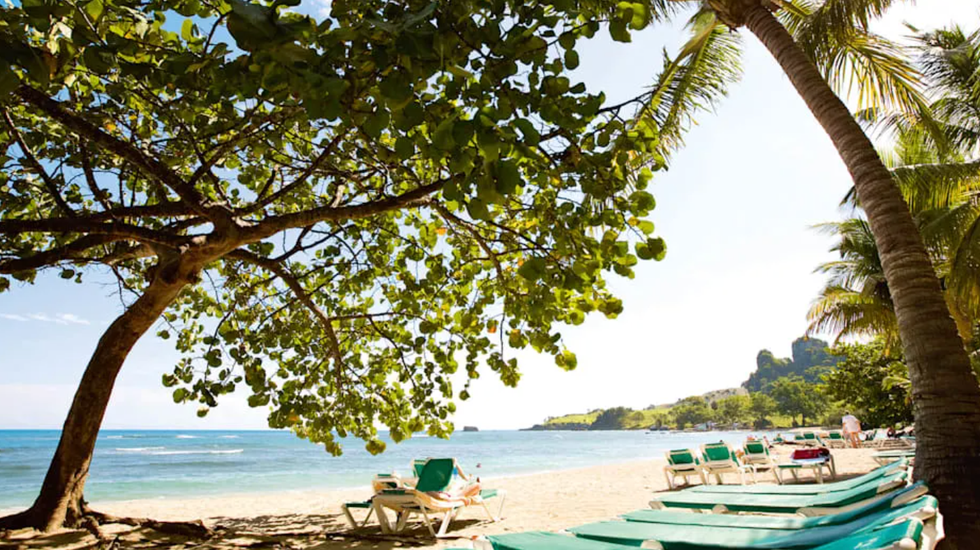 La plage pr\u00e8s de l'h\u00f4tel Playabachata Spa Resort en R\u00e9publique dominicaine.