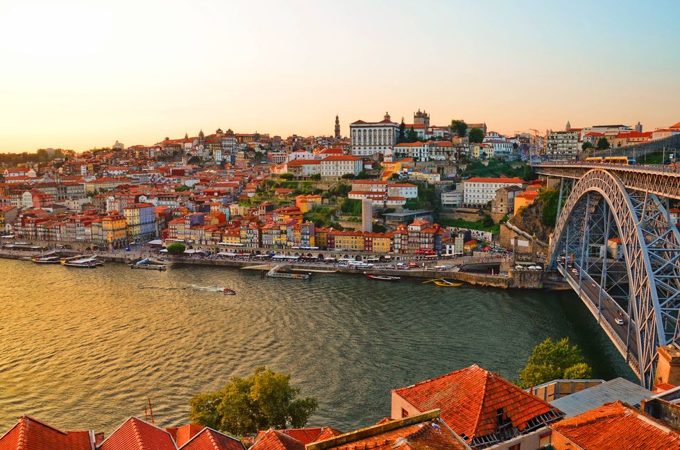 La rivi\u00e8re Douro et le pont Dom Luis \u00e0 Porto, au Portugal.