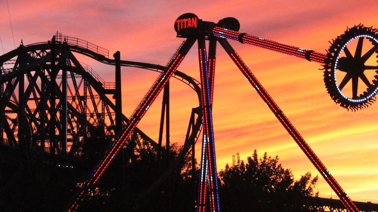 La Ronde à Montréal en soirée.