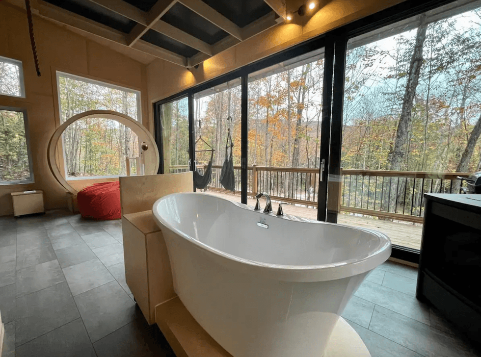 La salle de bain d'un chalet en Estrie.