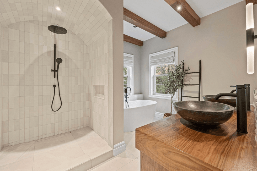 La salle de bain de la chambre principale de la maison d'Elisabeth Rioux.