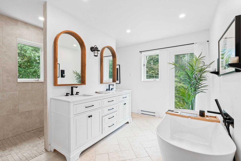 La salle de bain principale avec sa baignoire autoportante.