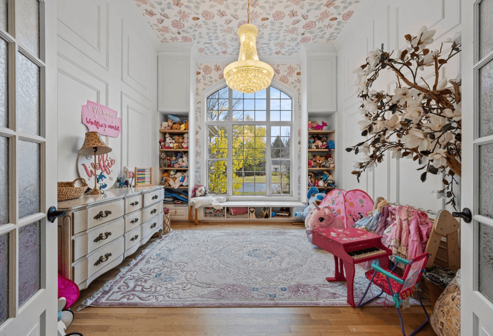 La salle de jeux de la maison d'Elisabeth Rioux, pr\u00e9sentement \u00e0 vendre.