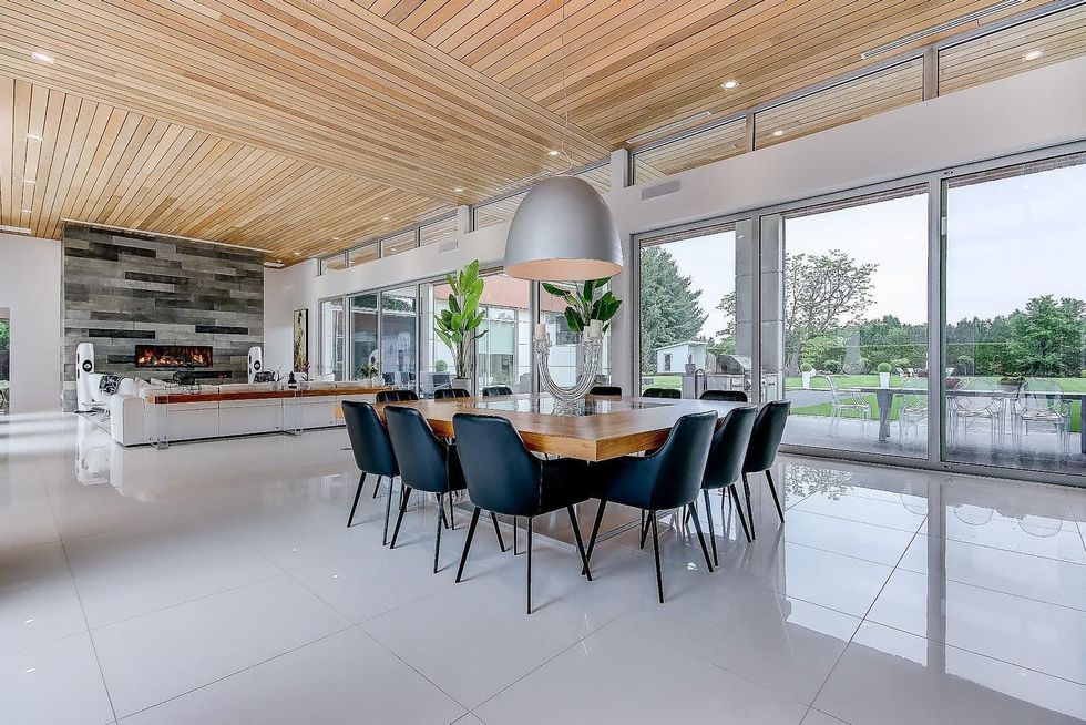 La salle \u00e0 manger et le salon.