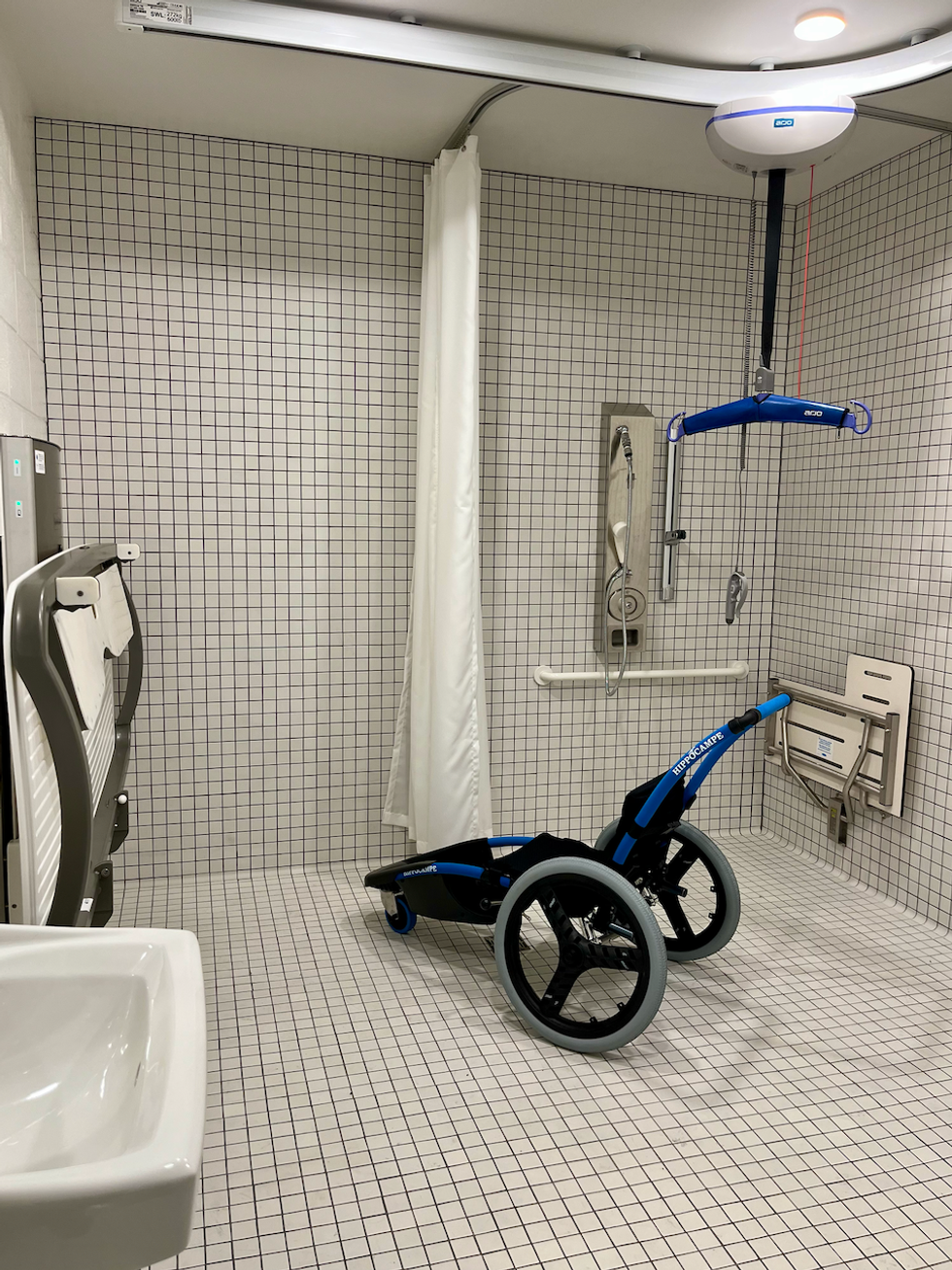 La salle \u00e9quip\u00e9e pour r\u00e9pondre aux besoins des personnes \u00e0 mobilit\u00e9 r\u00e9duite.