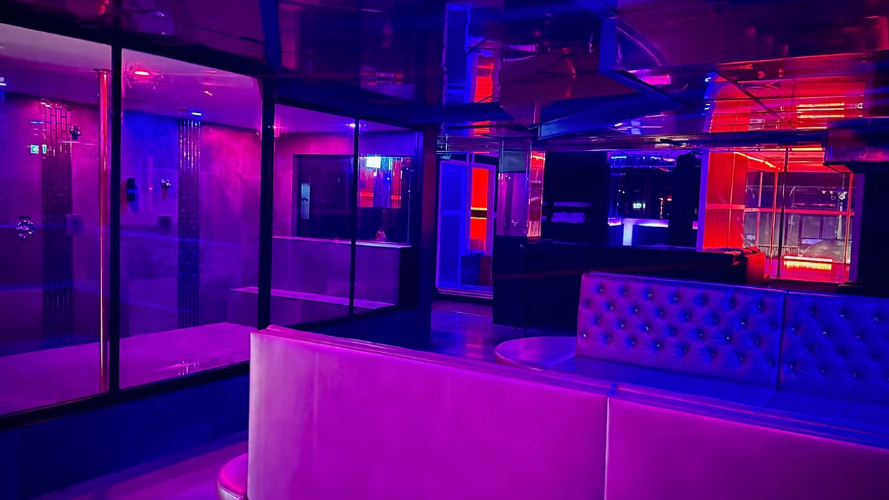 La section coquine avec douche et lounge au Club Luxuria.