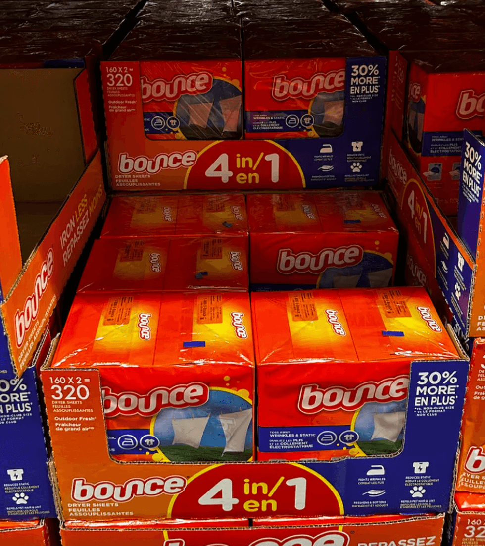 La section des feuilles assouplissantes Bounce au Costco.