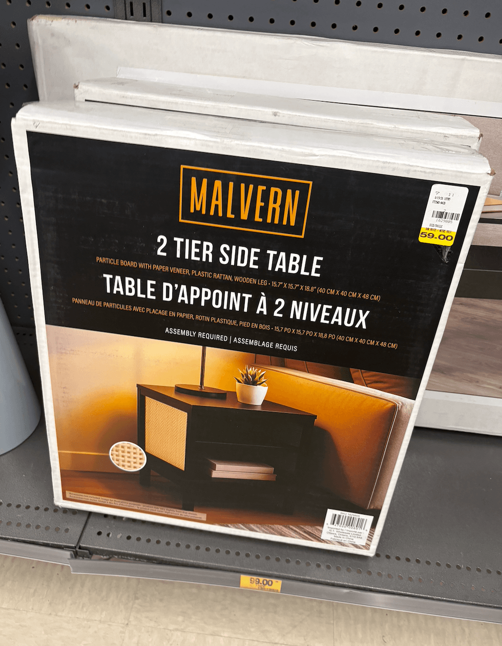 La table de chevet avec accent en rotin au Tigre G\u00e9ant.