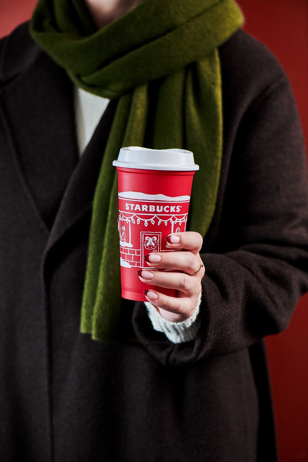La tasse rouge r\u00e9utilisable des F\u00eates 2025 du Starbucks.