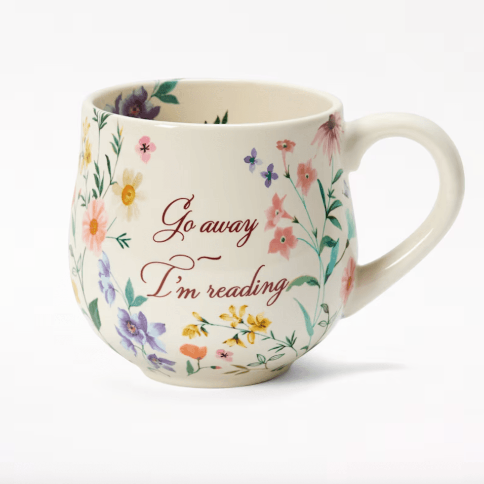 La tasse \u00ab Go Away, I'm Reading \u00bb sur le site d'Indigo.