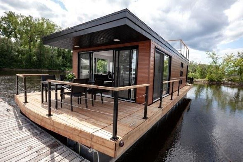La terrasse de la maison flottante \u00e0 louer \u00e0 Qu\u00e9bec.