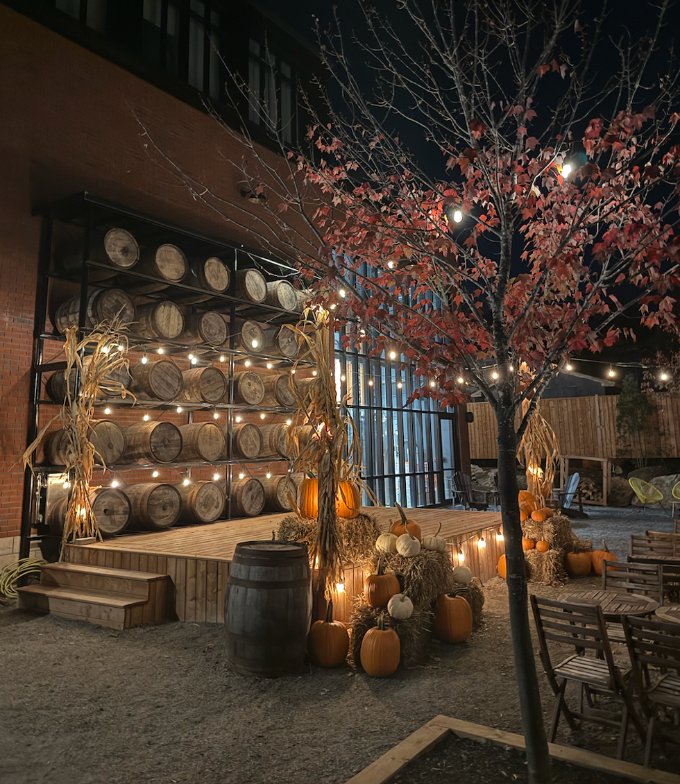 La terrasse du Square Old Chelsea la nuit.