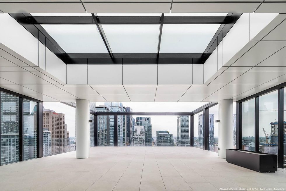 La terrasse et vue sur la ville.