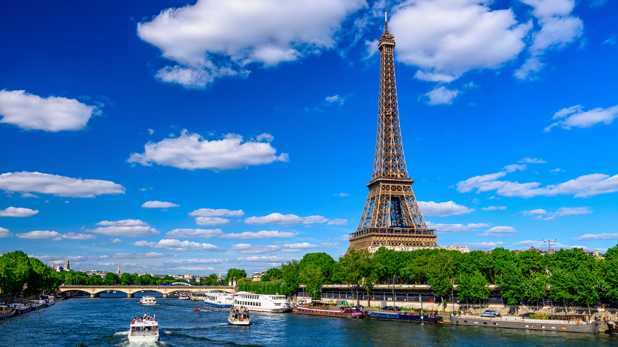 La Tour Eiffel lors d'une journée d'été à Paris.