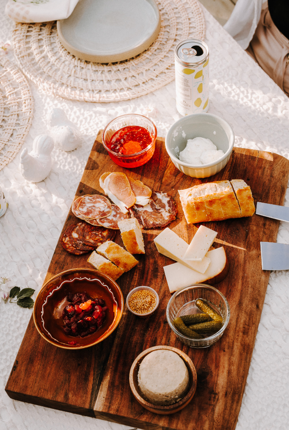 La \u00ab bo\u00eete ap\u00e9ro \u00bb du Domaine Lafrance avec rillette de canard, viandes s\u00e9ch\u00e9es, fromage, et plus.