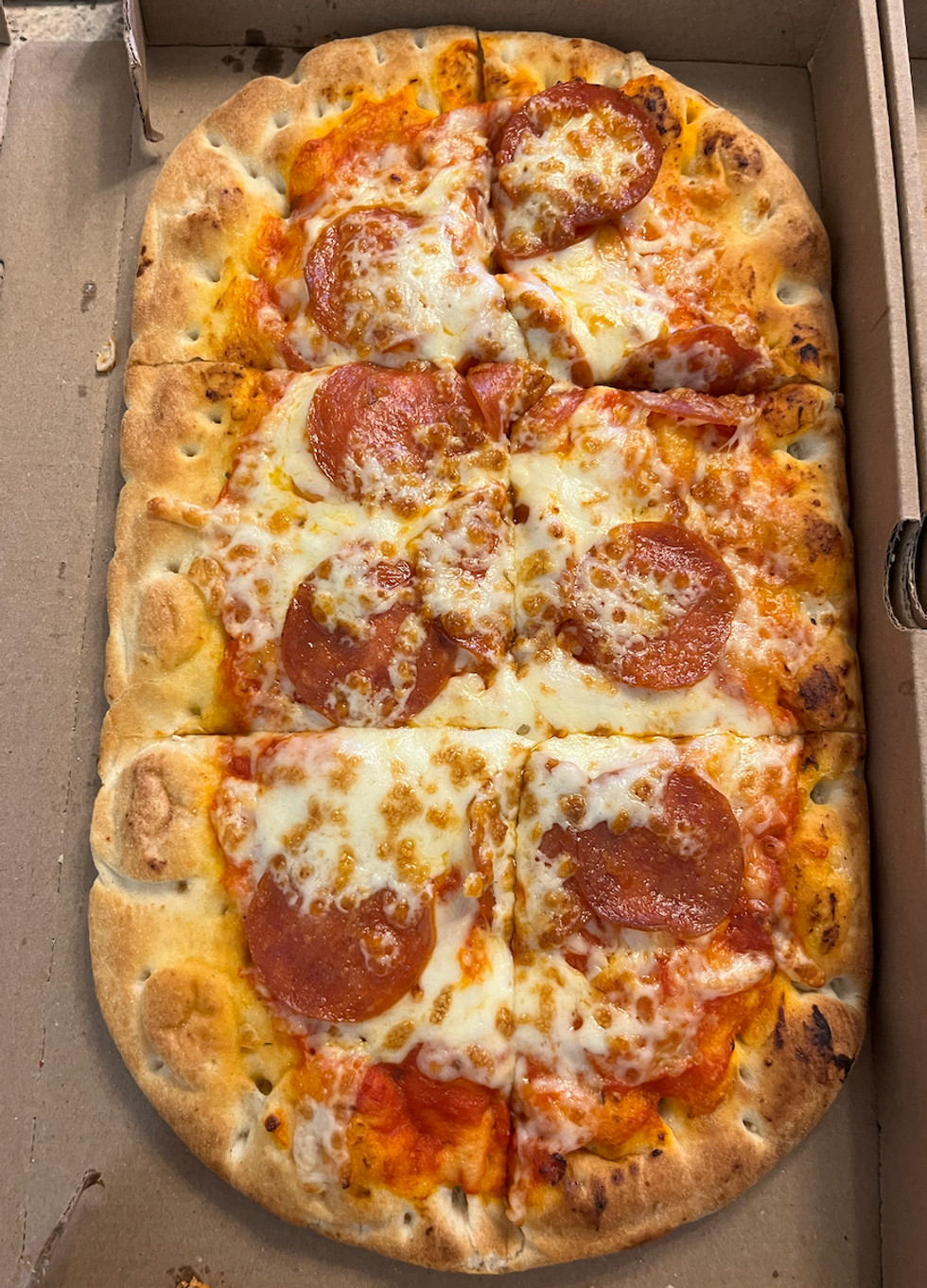 La \u200bpizza sur pain plat \u00e0 saveur au pepperoni du Tim Hortons dans sa bo\u00eete.