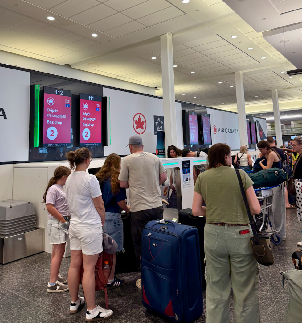 La zone d\u00e9p\u00f4t de bagages de Air Canada.