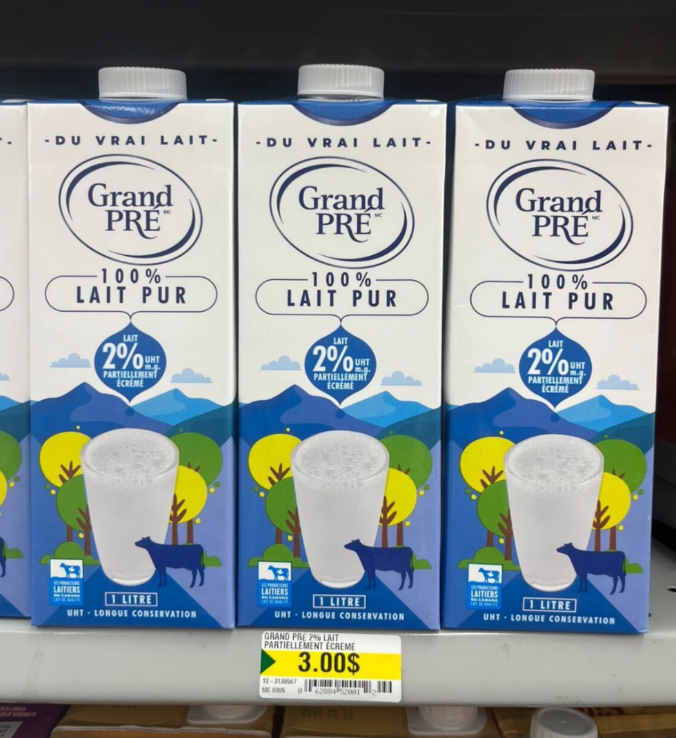 Lait de vache de marque Grand Pr\u00e9 sur les tablettes du Dollarama.
