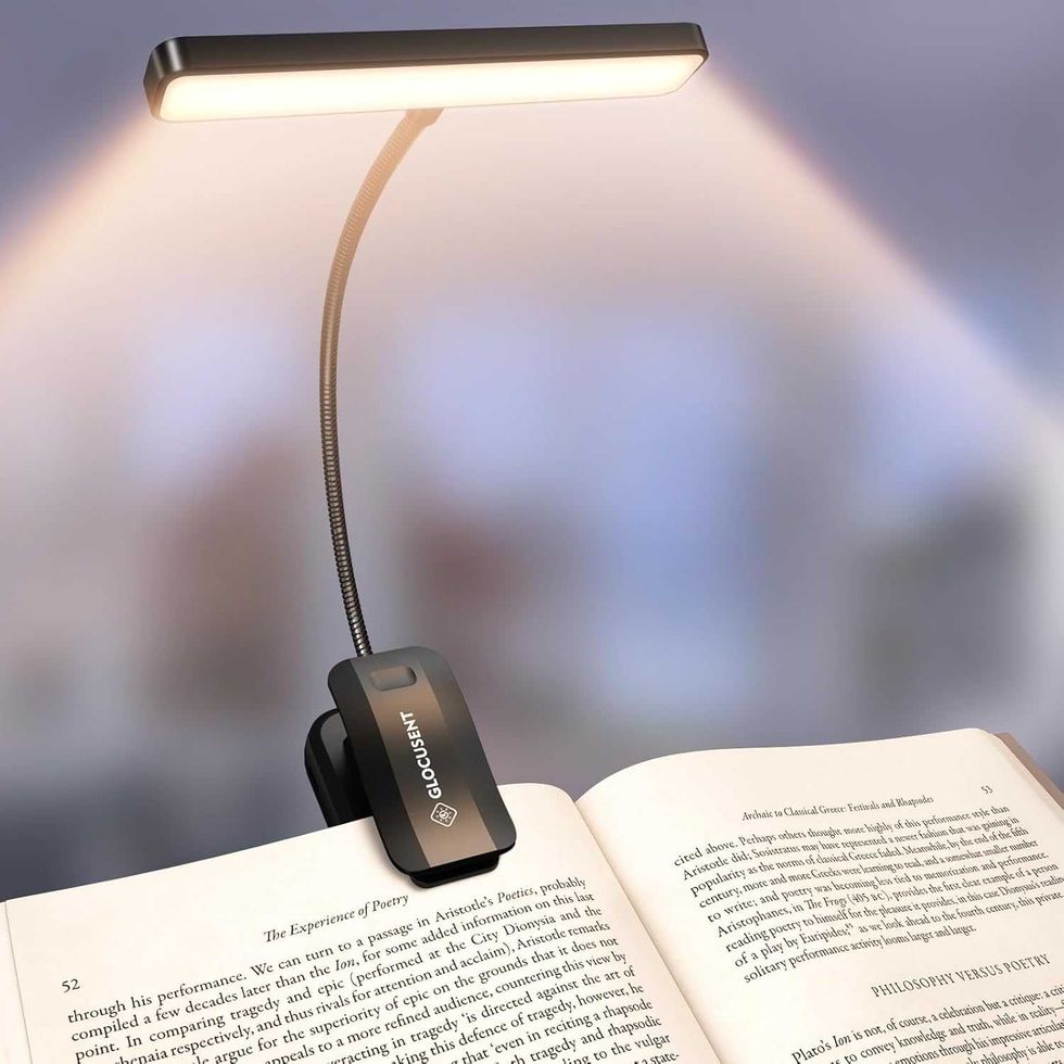 Lampe de lecture Glocusent fix\u00e9e \u00e0 un livre, sur le site d\u2019Amazon Canada.