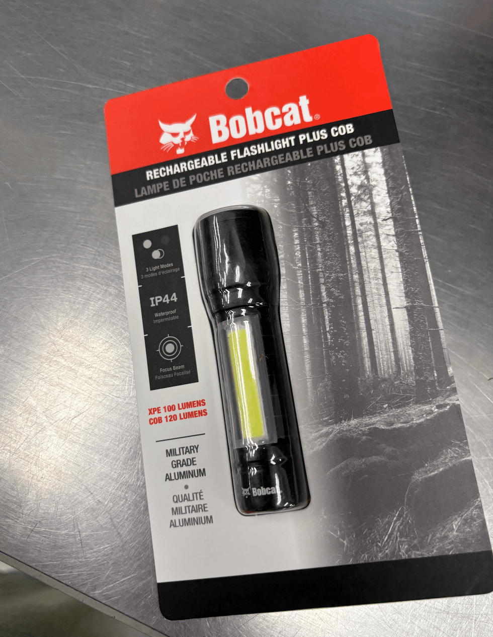 Lampe de poche rechargeable sur le comptoir du Dollarama.