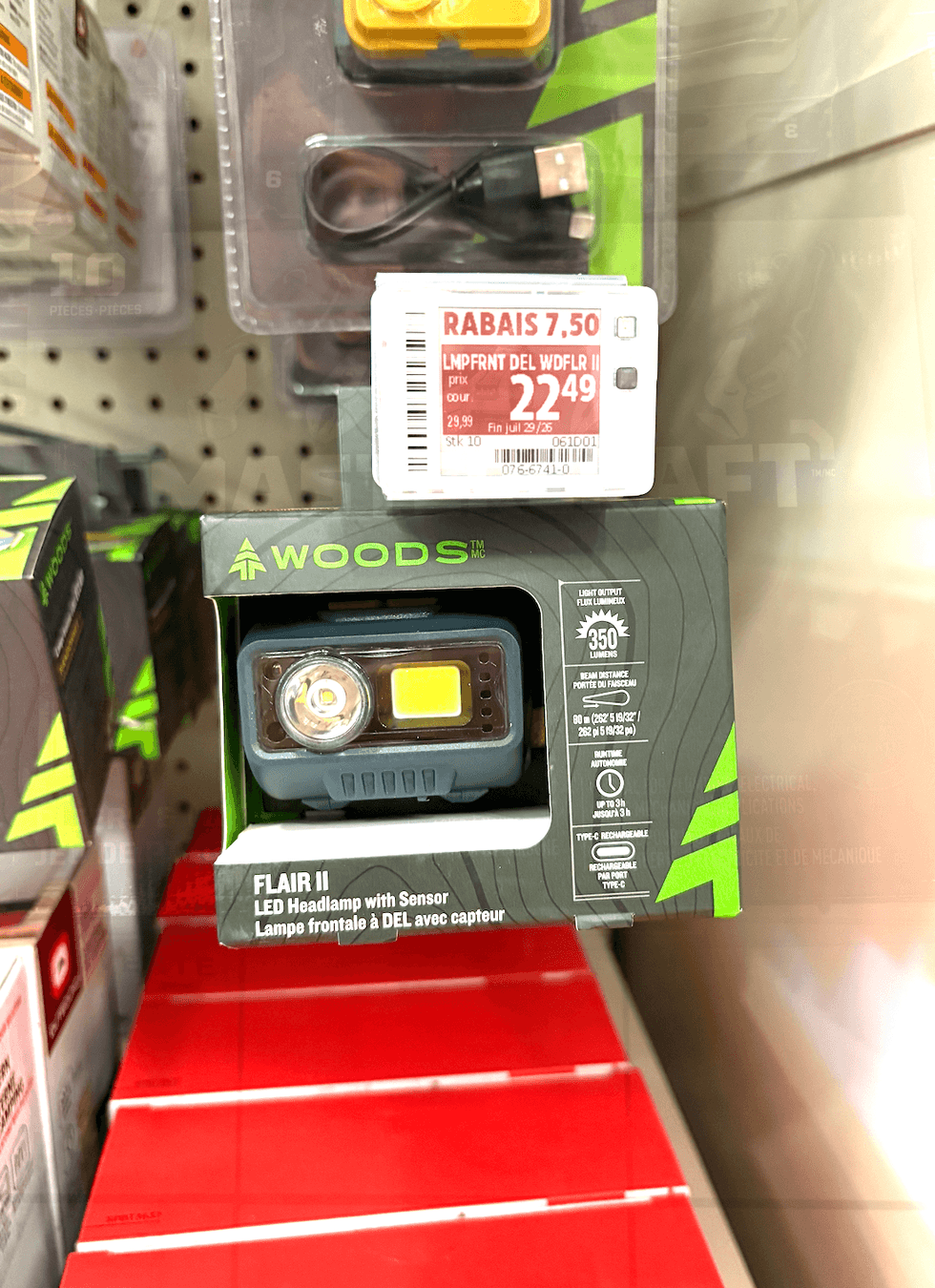 Lampe frontale \u00e0 lumi\u00e8re DEL avec capteur sur les \u00e9tag\u00e8res du Canadian Tire