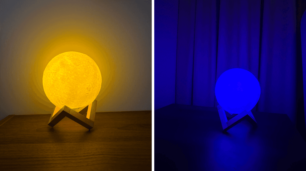 Lampe lunaire allum\u00e9e avec lumi\u00e8re jaune. Droite: lampe lunaire avec lumi\u00e8re bleue.