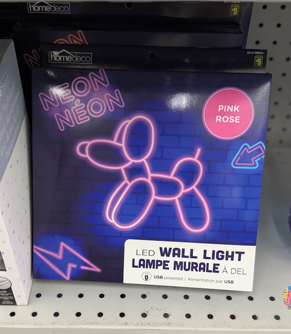 Lampe murale DEL n\u00e9on rose en forme de chien dans son emballage.