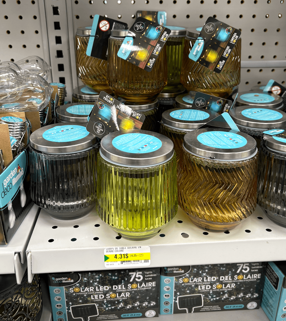 Lanterne solaire sur les tablettes du Dollarama.