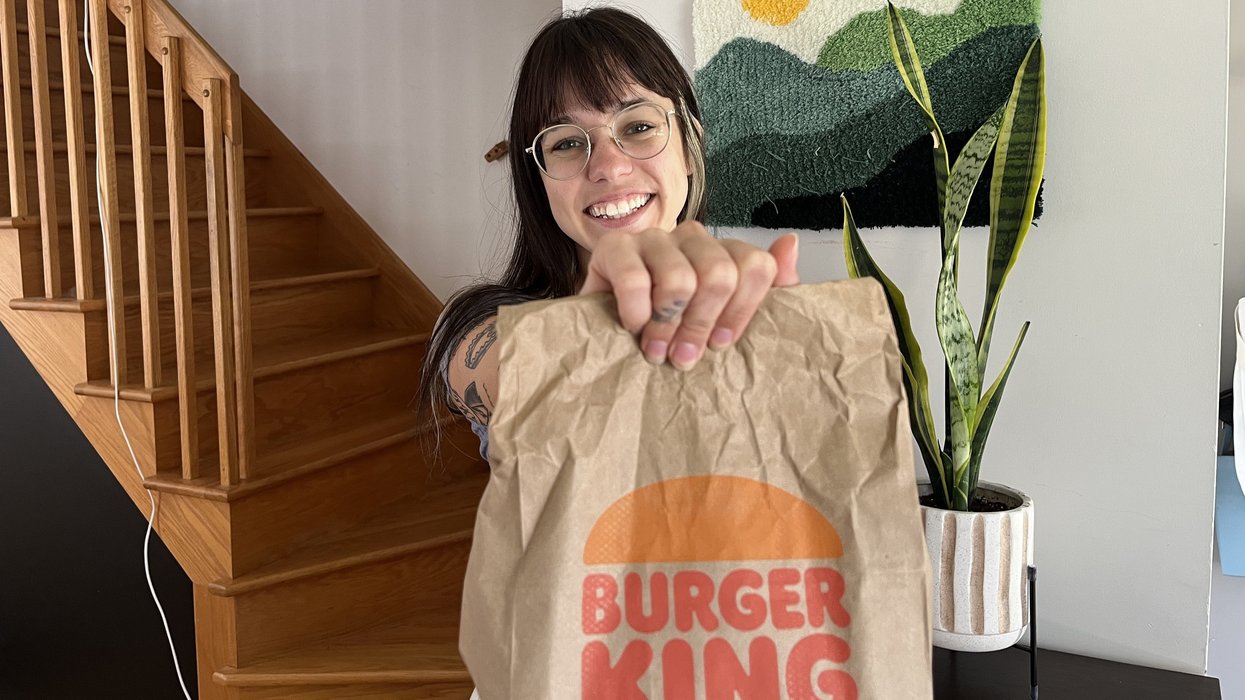 Laurie et un sac du Burger King.