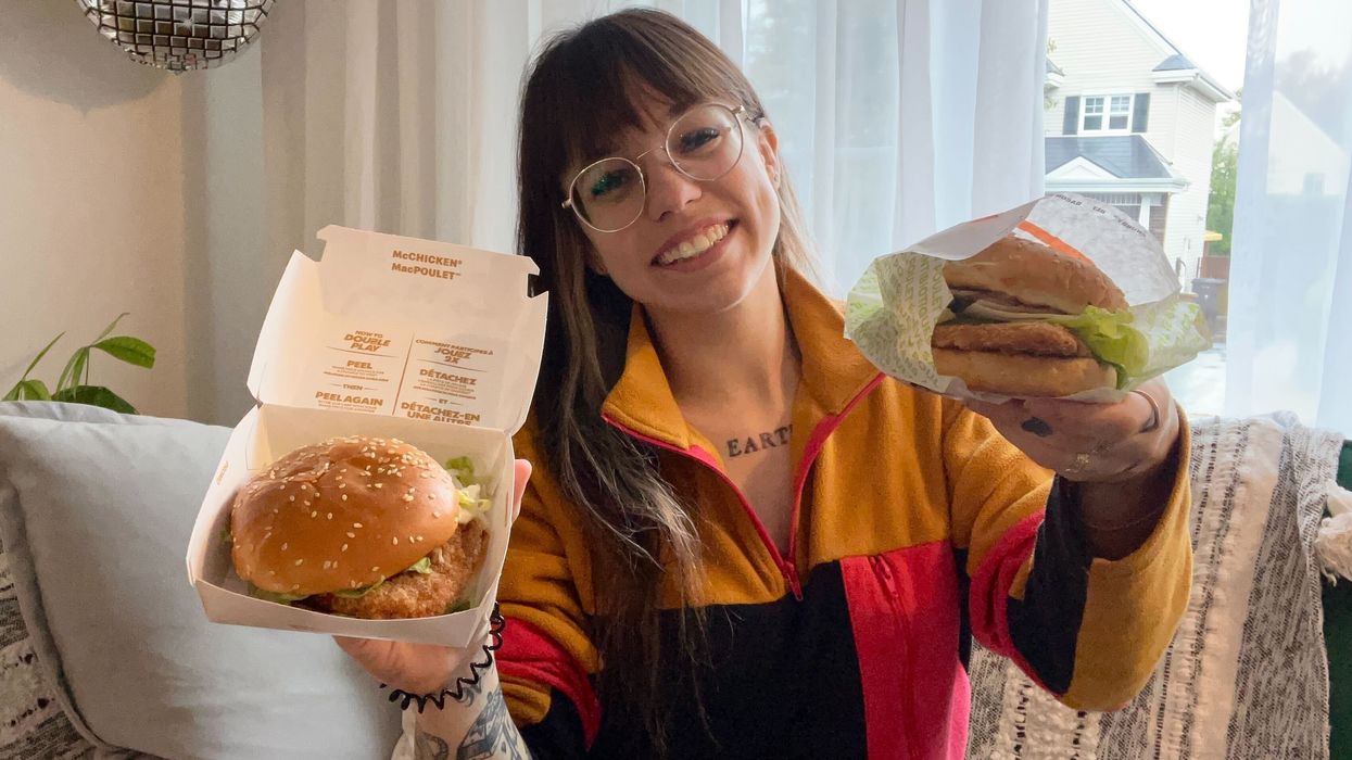 Laurie Forget tient un MacPoulet du McDonald's et un MÉGAcroustillant Poulet Chubby du A&W.