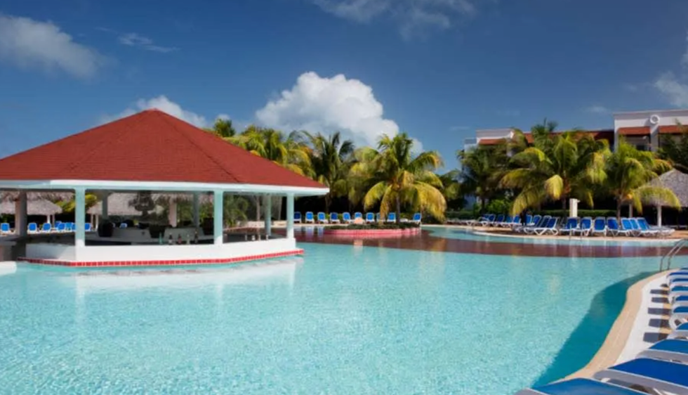 Le bar dans la piscine de l'h\u00f4tel Sanctuary at Grand Memories Santa Maria \u00e0 Cuba.