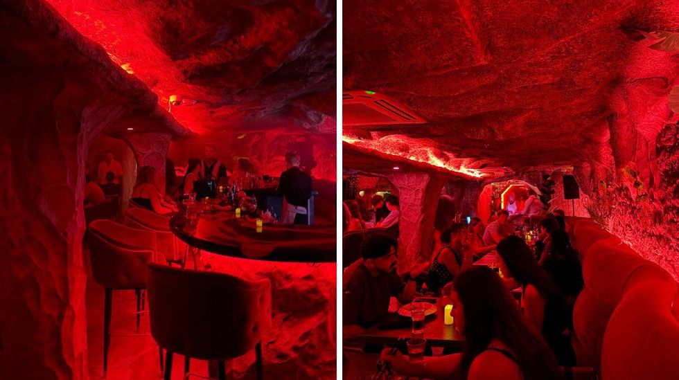 Le bar du Mona Loa. Droite : Les tables au Mona Loa.