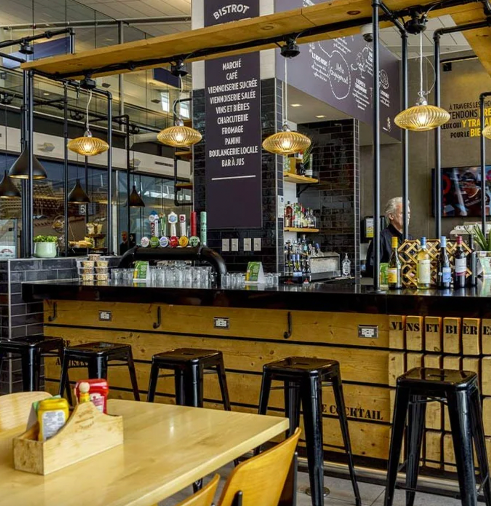 Le bar du restaurant Bistrot International (Inter-59) \u00e0 Dorval.