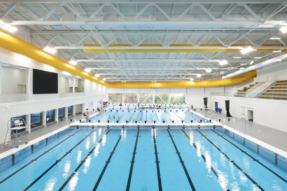 Le bassin olympique et ses corridors de nage vu de haut.