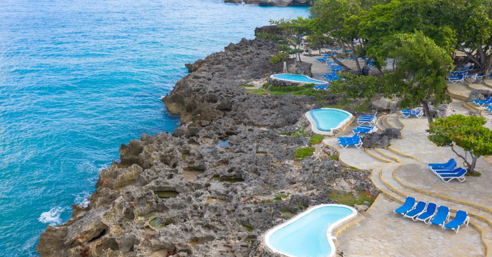 Le bord de l'eau et les jacuzzis du Casa Marina Beach and Reef Resort \u00e0 Puerto Plata.