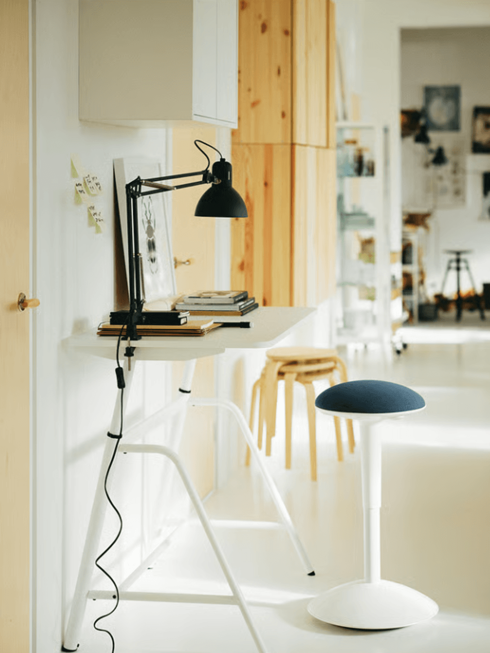 Le bureau assis-debout GLADH\u00d6JDEN du IKEA dans un espace de travail.
