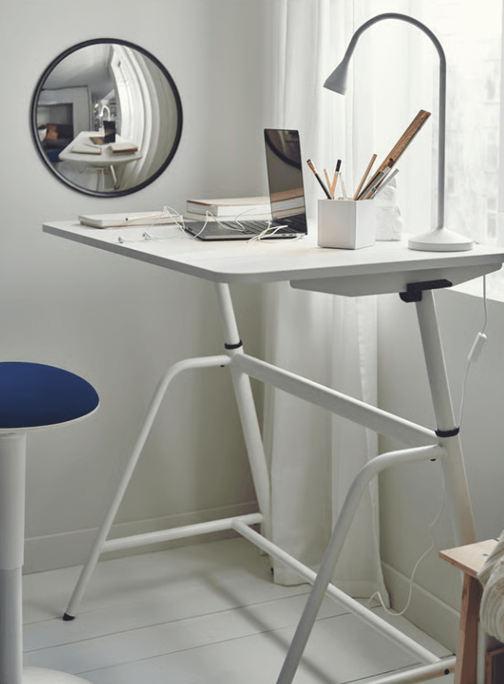 Le bureau assis-debout GLADH\u00d6JDEN du IKEA dans un espace de travail.