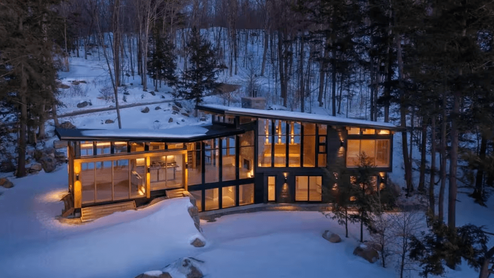 Le chalet de Heated Rivalry sous la neige.