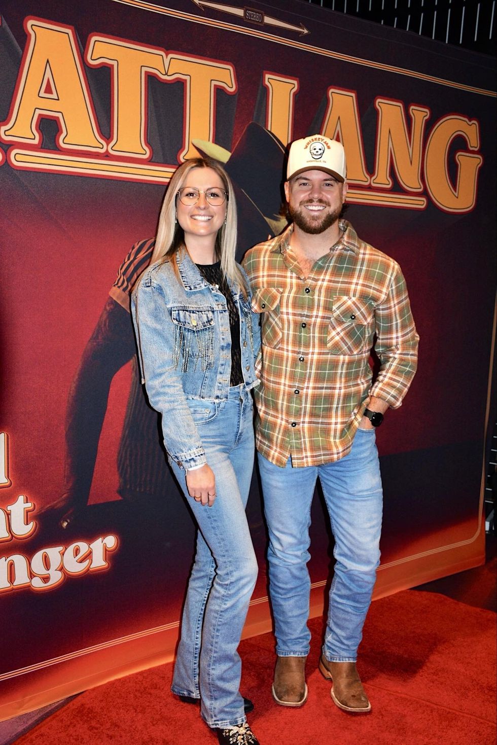 Le chanteur Francis Degrandpre\u0301 et sa conjointe sur le tapis rouge \u00e0 la premi\u00e8re de Matt Lang.