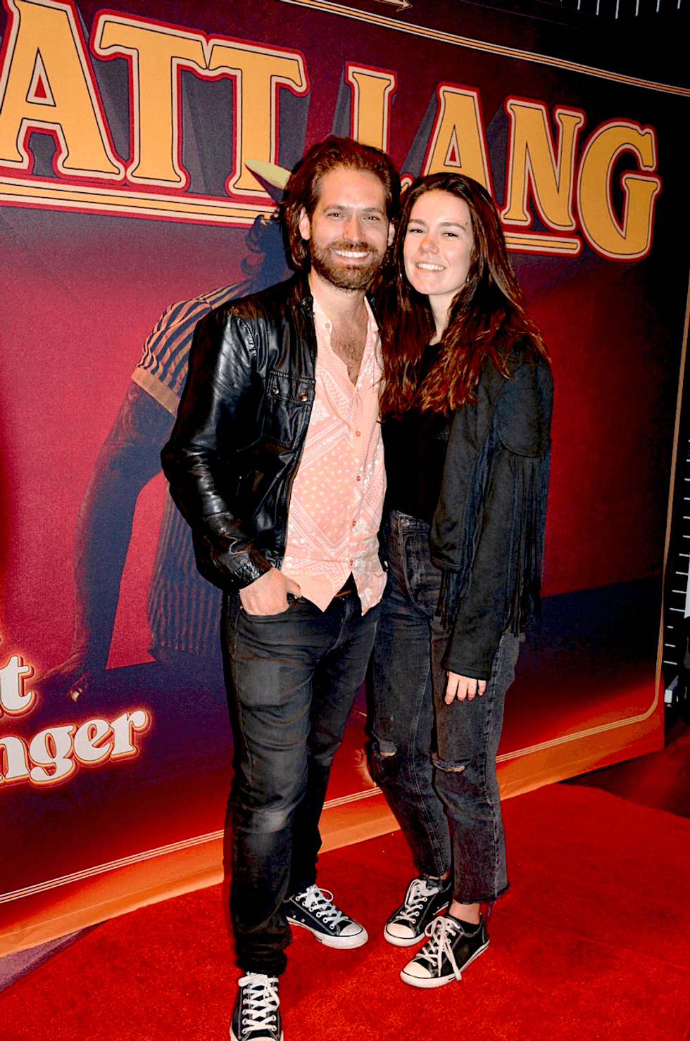 Le chanteur Simon Morin sur le tapis rouge \u00e0 la premi\u00e8re de Matt Lang.