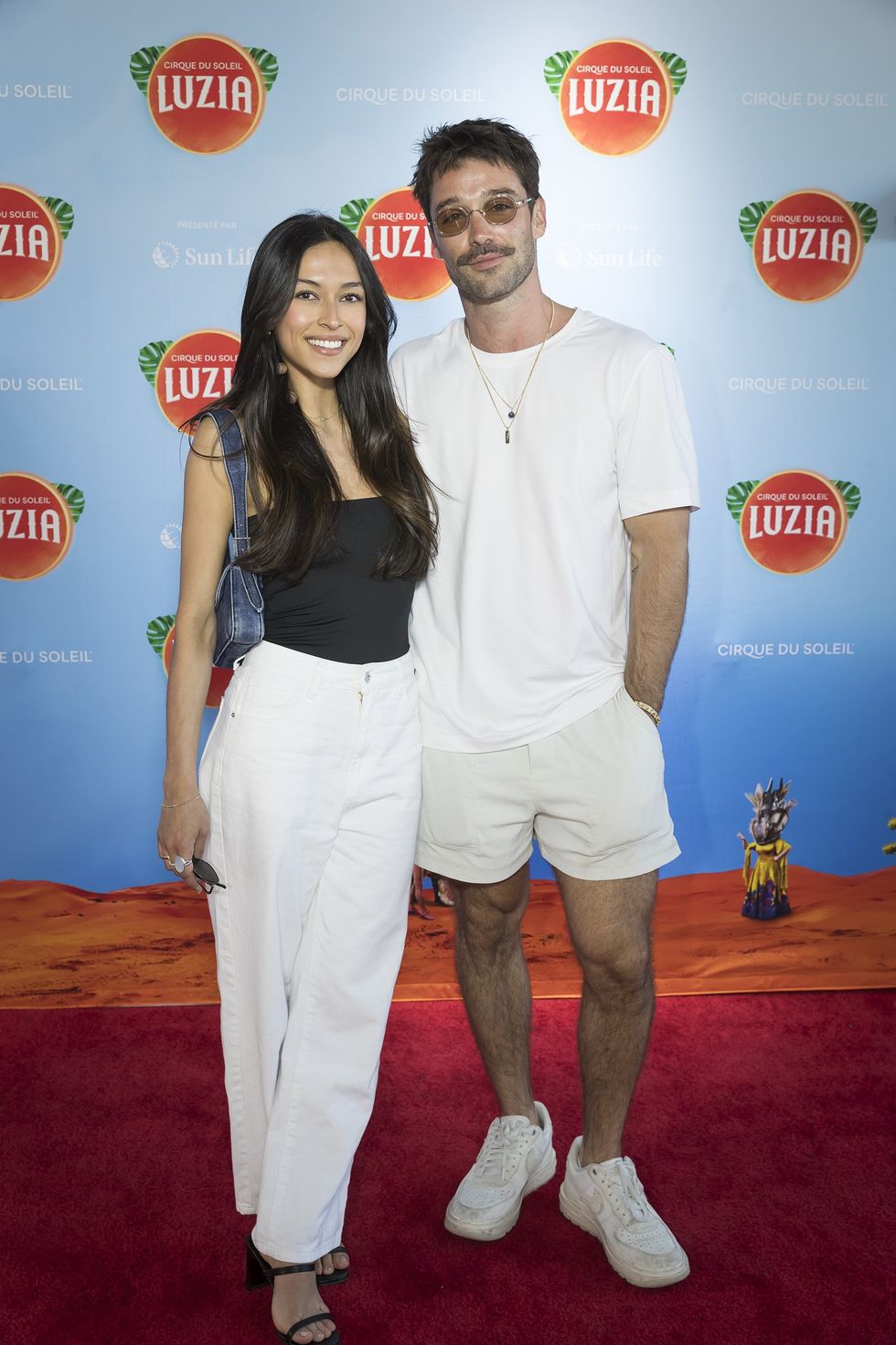 Le com\u00e9dien Joey Scarpellino et son accompagnatrice sur le tapis rouge de Luzia du Cirque du Soleil.
