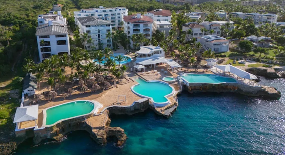 Le complexe de h\u00f4tel HM Alma de Bayahibe en R\u00e9publique dominicaine, avec ses piscines au bord de l'oc\u00e9an.