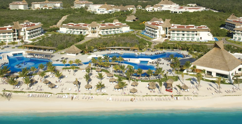 Le complexe et la plage du Bluebay Grand Esmeralda au Mexique, vu de haut.