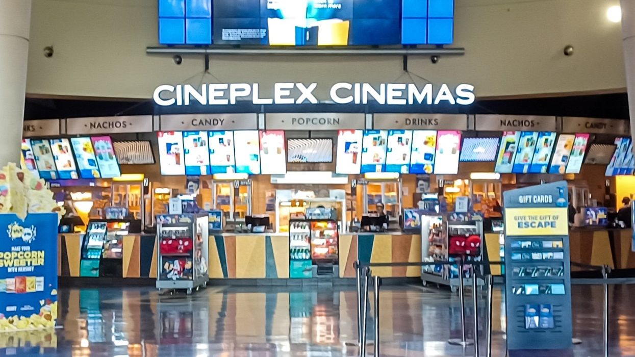 Le comptoir à nourriture d'un cinéma Cineplex.