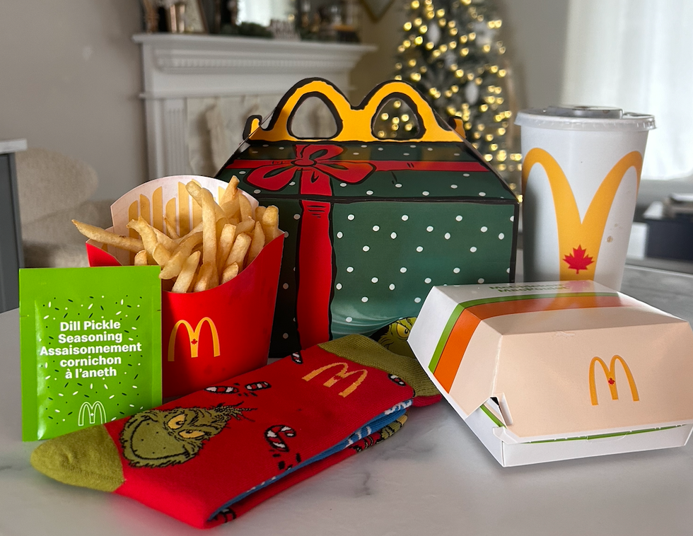 Le contenu de la bo\u00eete du Grincheux de McDonald's sur un comprtoir de cuisine.