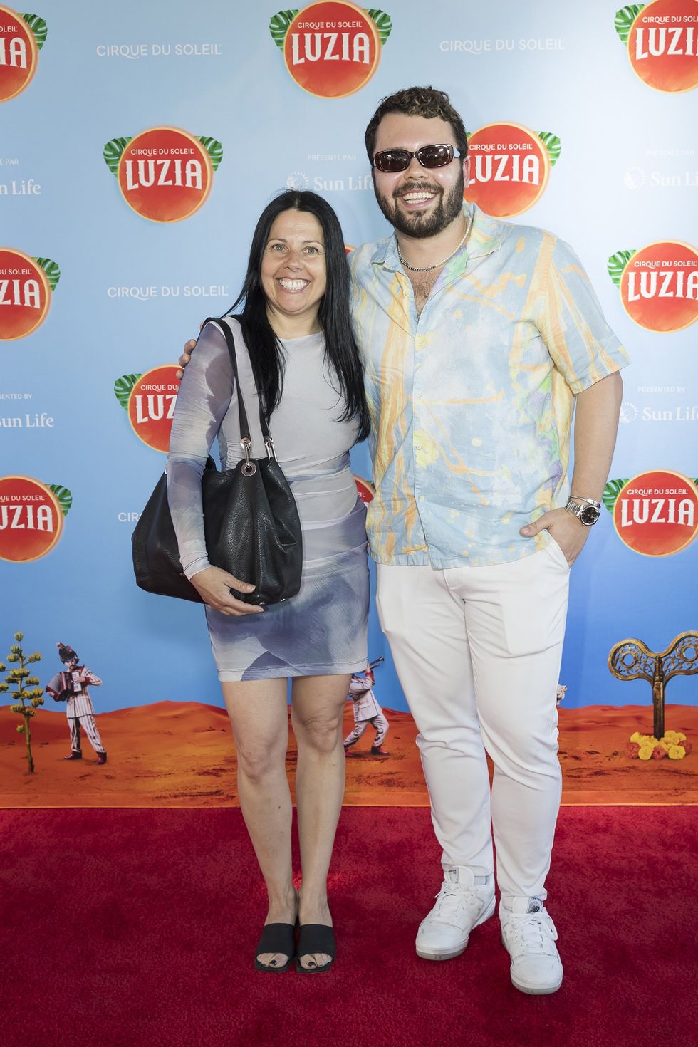 Le cr\u00e9ateur de contenu Brendan Mikan et sa maman sur le tapis rouge de Luzia du Cirque du Soleil.