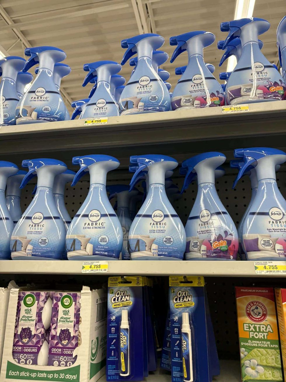 Le d\u00e9sodorisant textile Febreze sur les tablettes du Dollarama.